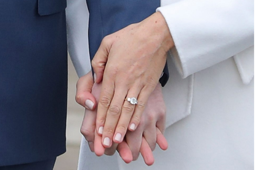 英国哈里王子赠予妻子梅根的三石订婚钻戒