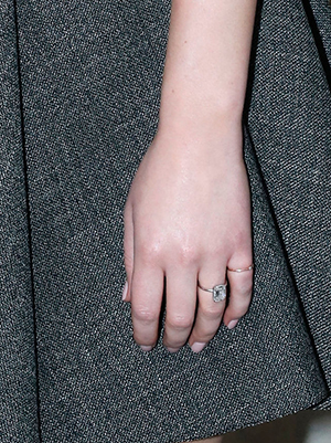 詹妮弗·劳伦斯的天然钻石订婚戒指
