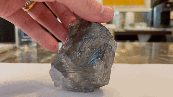卢卡拉钻石公司发现的重达1175克拉的未切割天然钻石原石