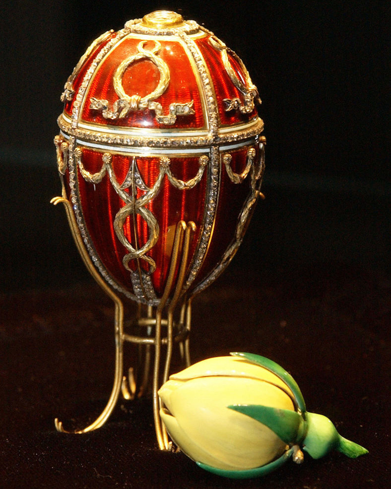天然钻石、石英和正长石搭配设计的法贝热冬季彩蛋与镶嵌着宝石的花架