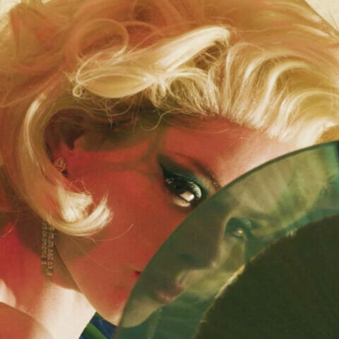 可可·罗恰实力演绎钻石复古女郎