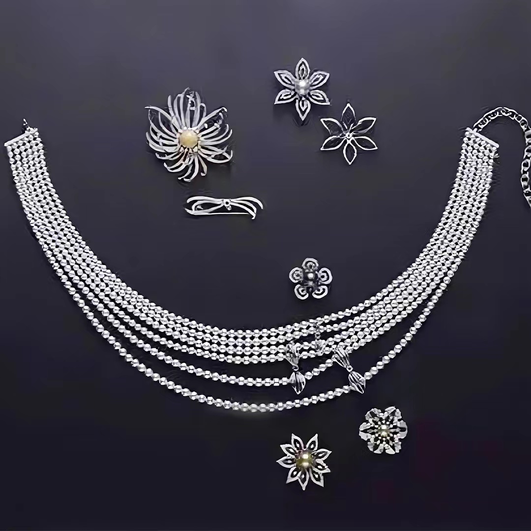 用一件天然钻石首饰，打造百变造型