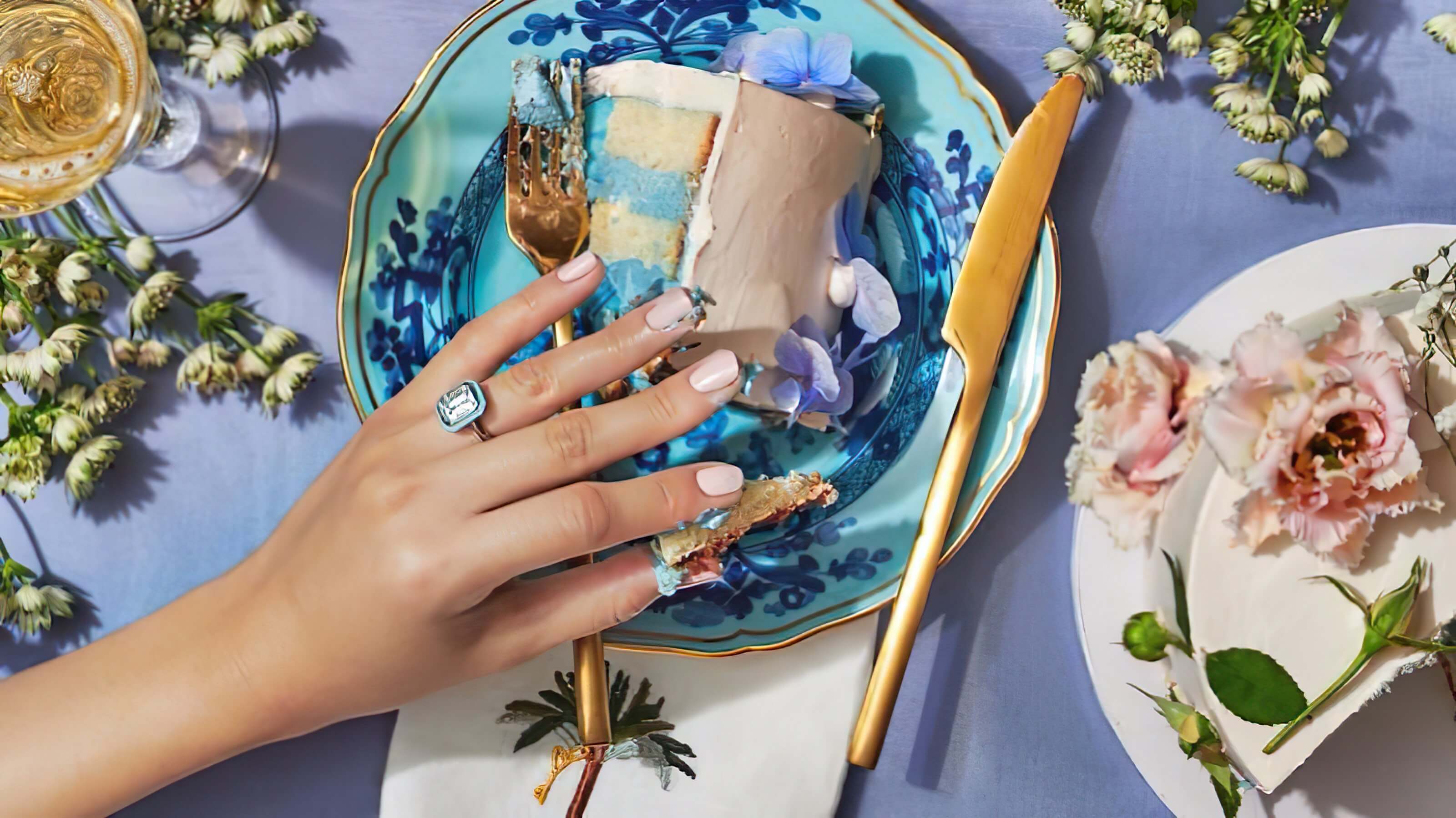 5个小心思，让你的天然钻戒看起来更闪耀夺目创意珠宝品牌Alison Lou的订婚钻戒