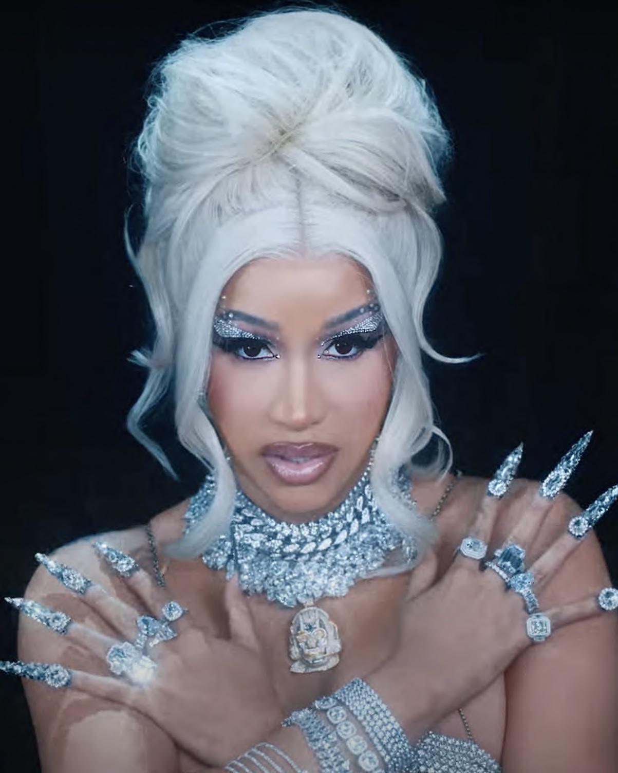 聚焦美国嘻哈女歌手卡迪·B的天然钻石珠宝