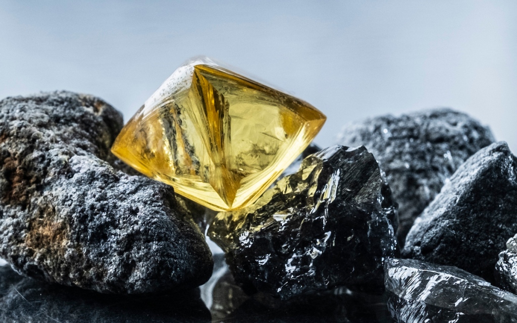 加拿大发现璀璨夺目的巨型黄钻，重达71.26克拉！图片来源：Arctic Canadian Diamond Company