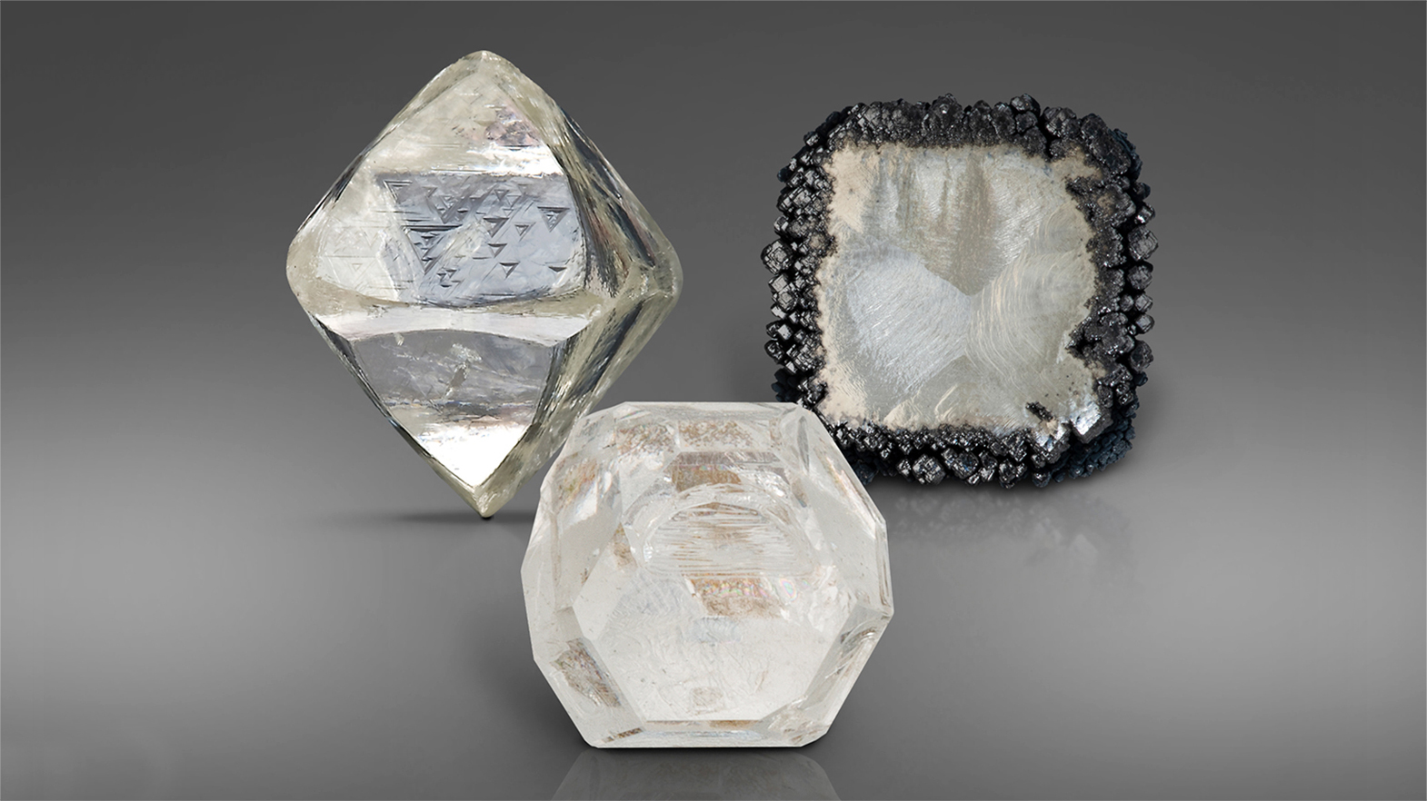 拨开迷雾，探寻天然和培育的真相天然钻石(左上)、HPHT培育钻石(中下)、CVD培育钻石(右上)