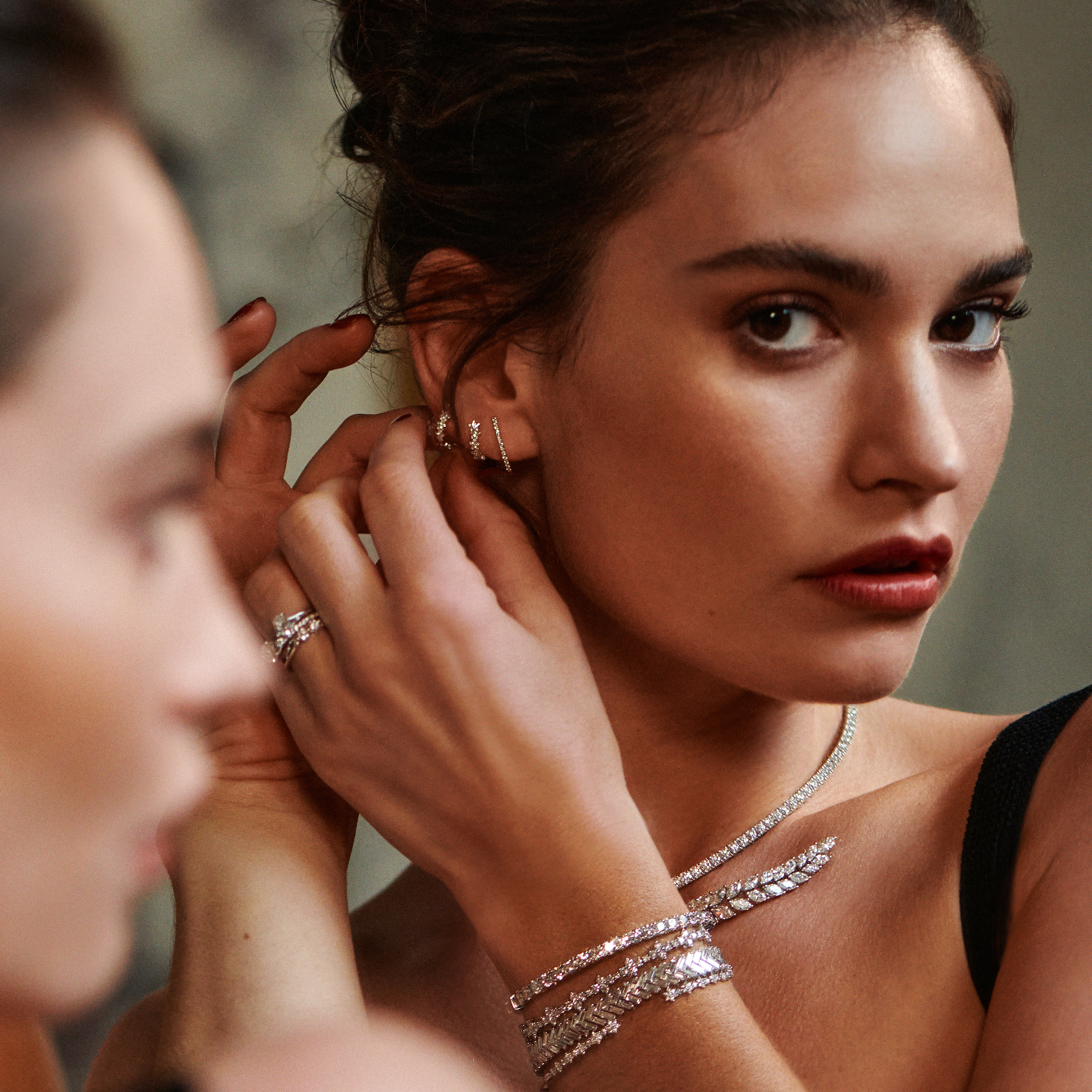 天然钻石协会携手全球大使莉莉·詹姆斯（ Lily James）发布最新全球广告大片