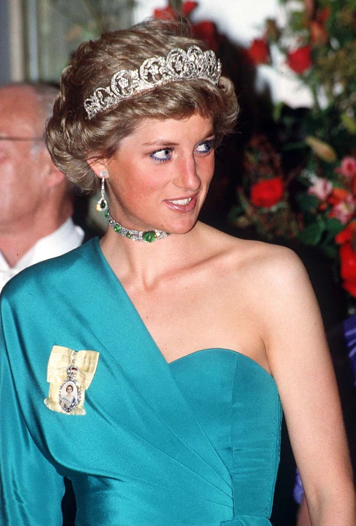 戴安娜王妃佩戴天然钻石颈链