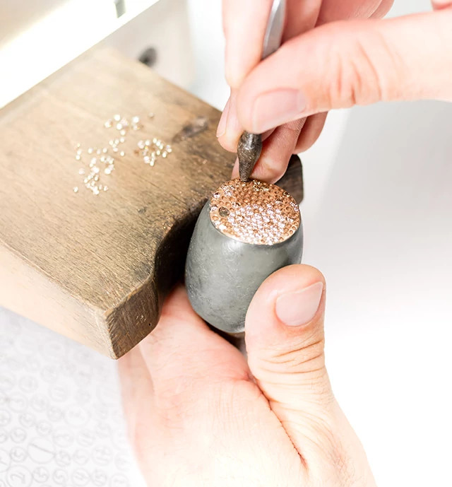 Pomellato宝曼兰朵匠心艺术家在手工雕琢打磨的链环上镶嵌天然钻石