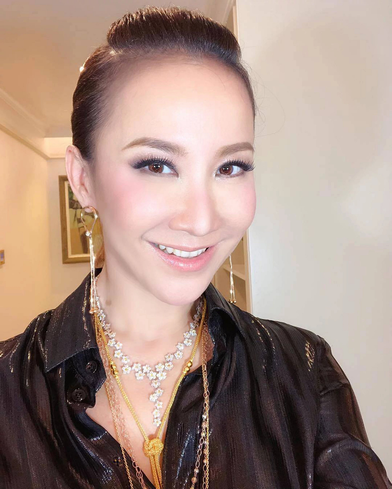 李玟佩戴天然钻石项链