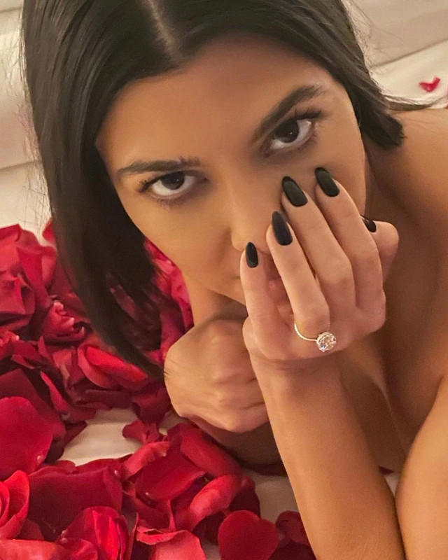 考特妮·卡戴珊的天然钻石订婚戒指