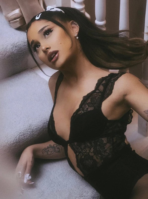 爱莉安娜·格兰德（Ariana Grande）的耳钉