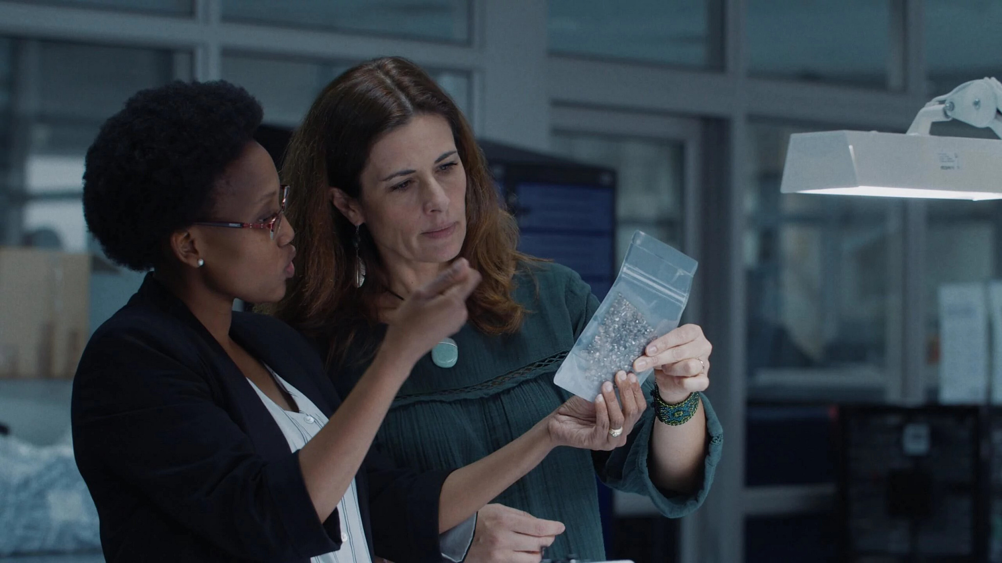 利维亚·费尔斯谈可持续时尚：因天然钻石的开采而腾飞的国家