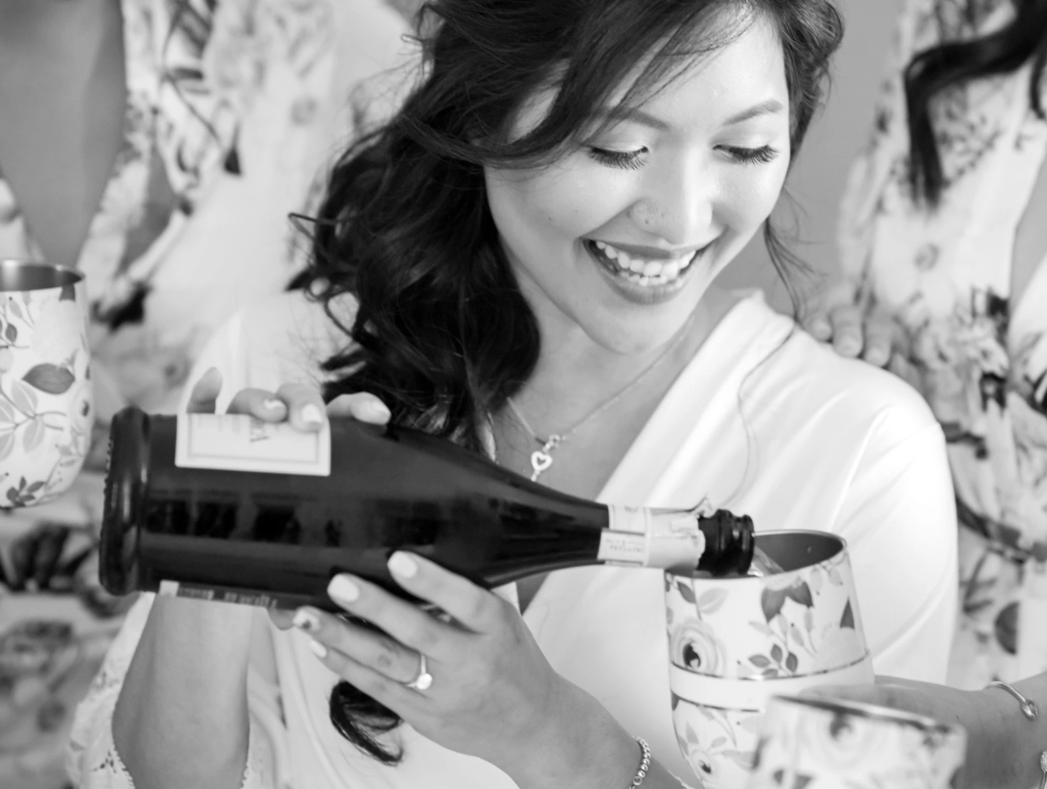 迪娜和伴娘们一起为婚礼干杯