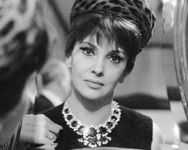 宝格丽 (Bulgari) 广告里的吉娜·洛洛布里吉达 (Gina Lollobrigida)