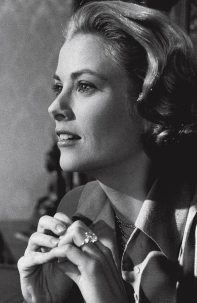 卡地亚(Cartier)广告里带着订婚戒指的格蕾丝·凯利 (Grace Kelly)
