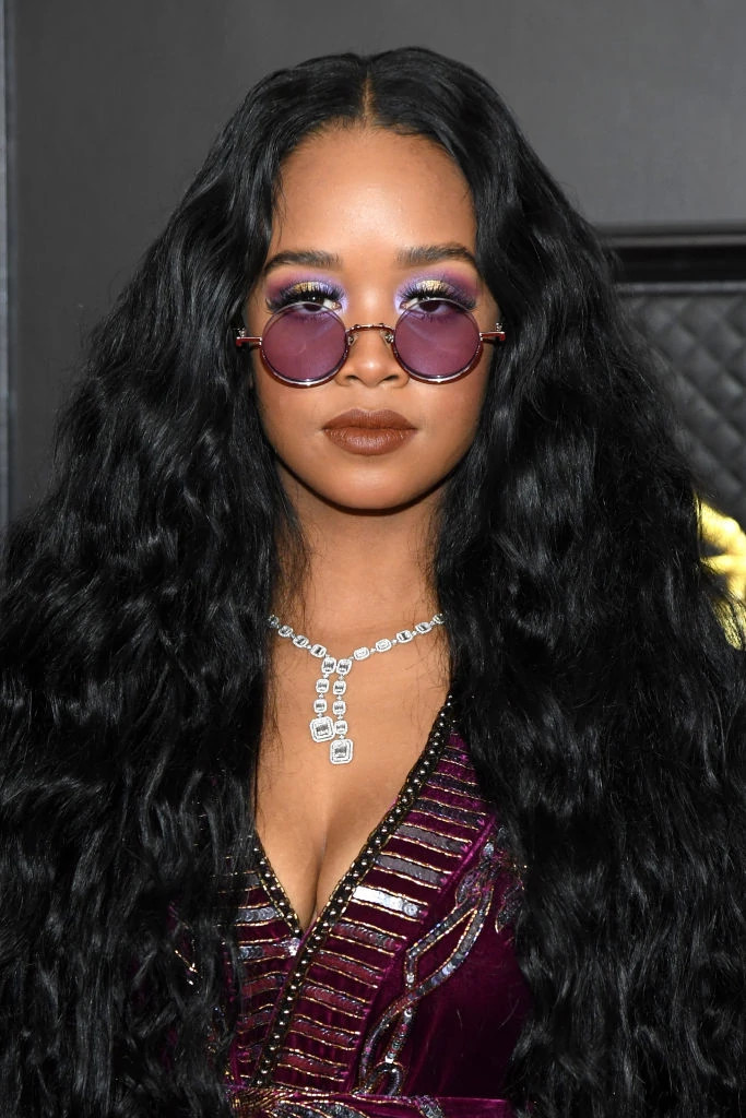 H.E.R.佩戴了祖母绿切割天然钻石项链