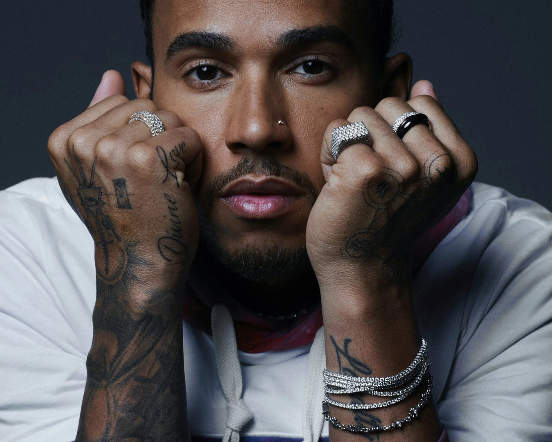 七届F1世界冠军刘易斯·汉密尔顿向你展示4种酷炫的指尖艺术