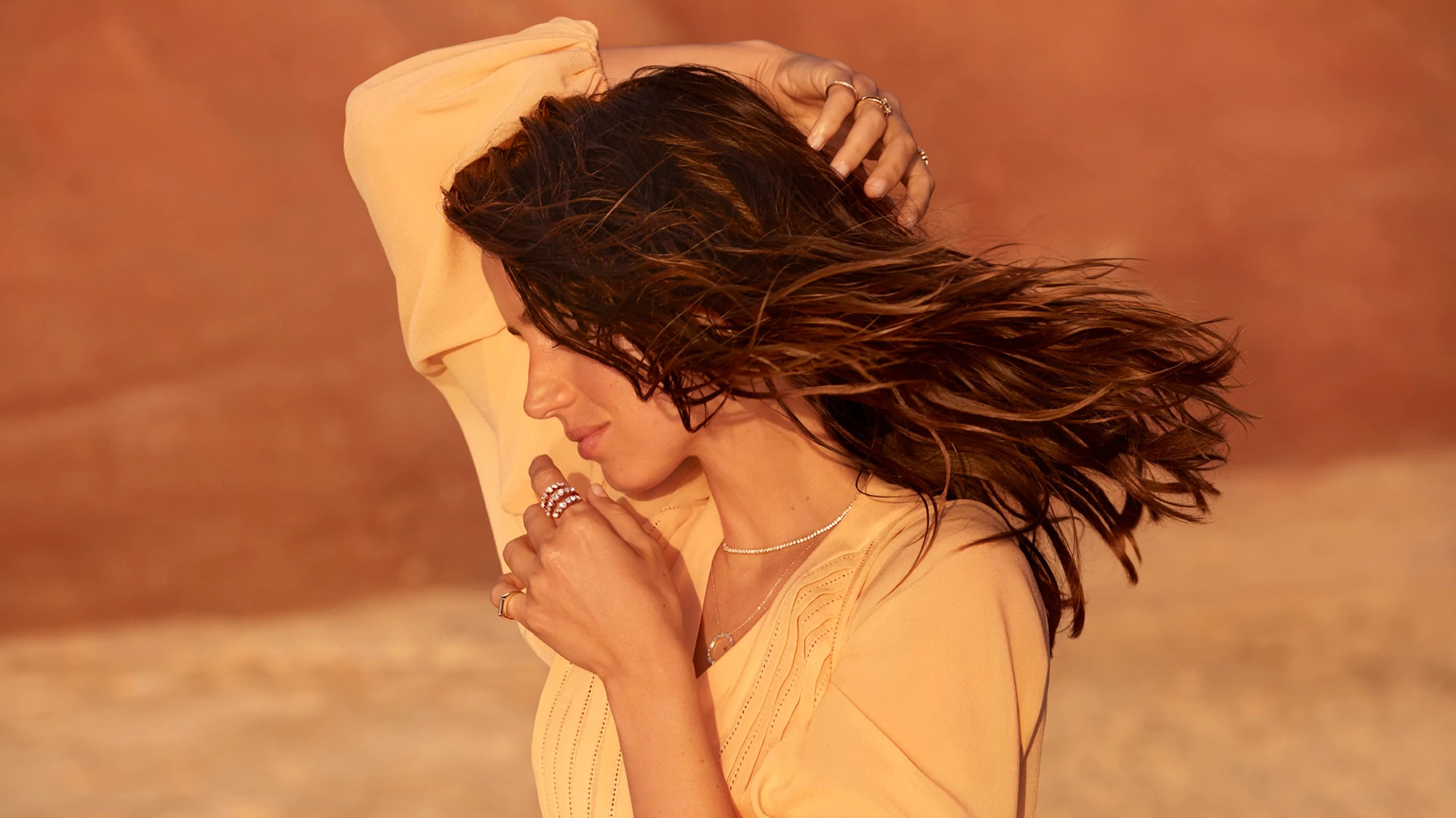 走近安娜·德·阿玛斯背后的家族珠宝商