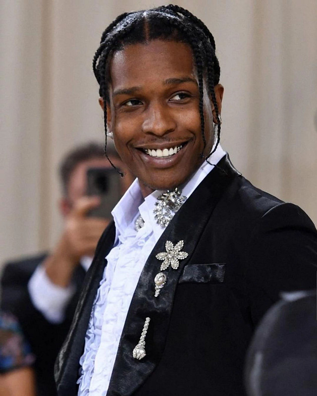 A$AP Rocky佩戴维多利亚时代的古董天然钻石和珍珠首饰参加活动