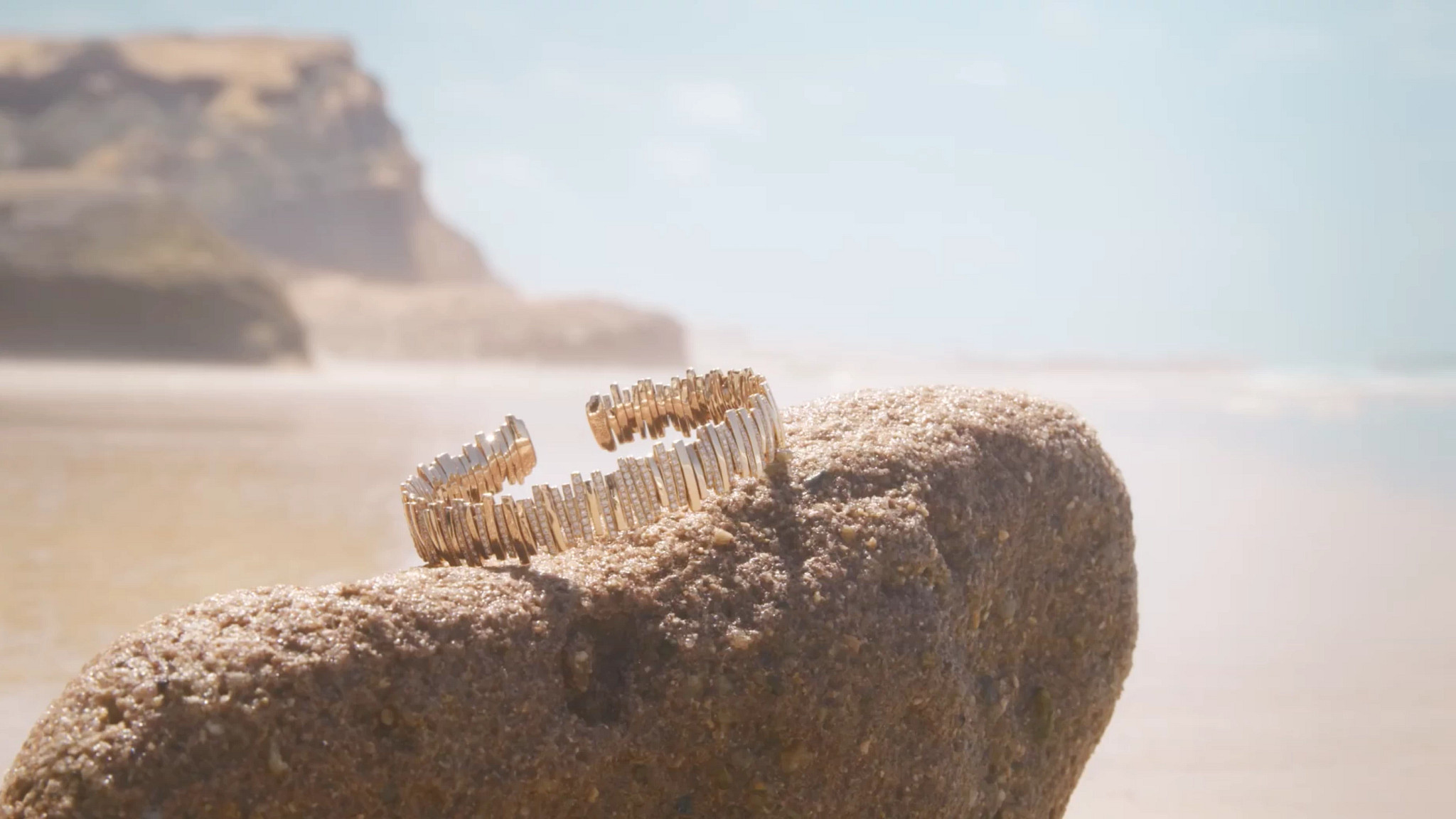 她只用一种切工的天然钻石，却依然玩出璀璨火花