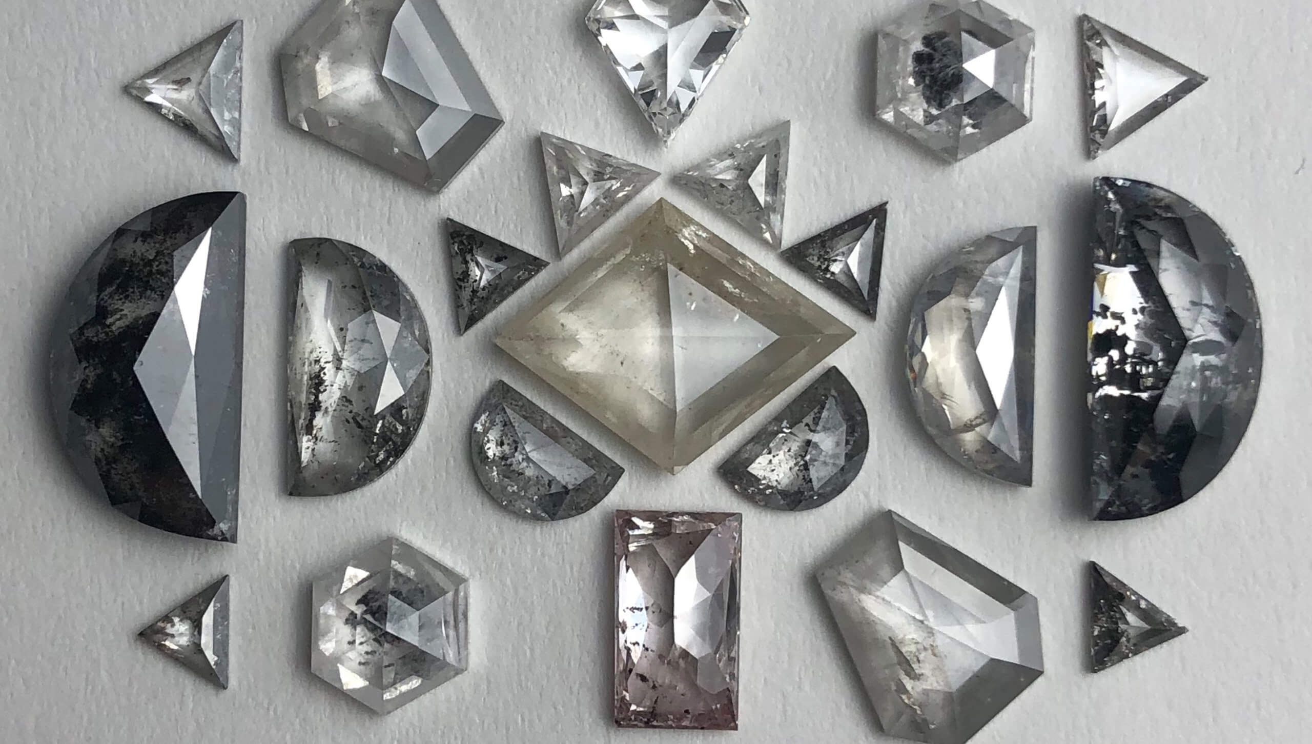 天然钻石内含印记，展现极致自然美