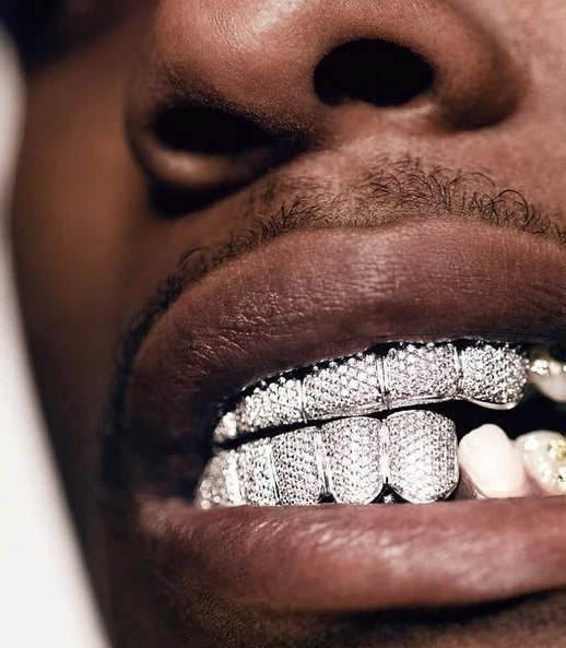 说唱歌手A$AP Rocky镶钻牙饰