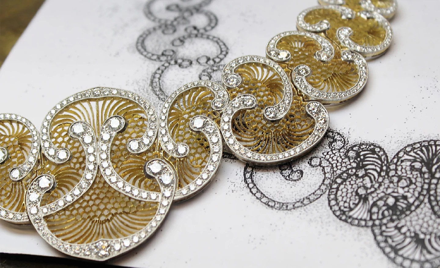 高定华服点亮天然钻石珠宝设计灵感