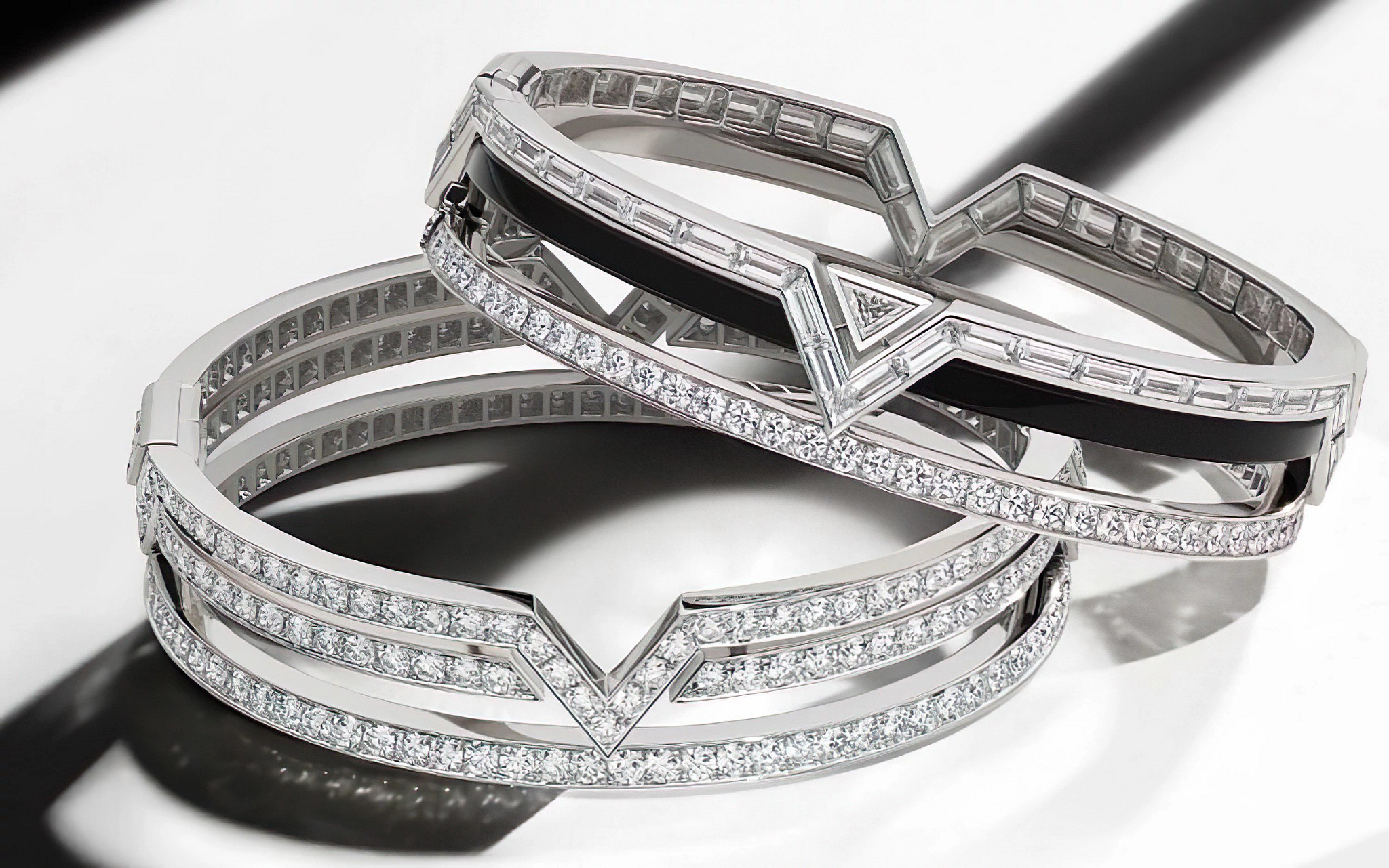 天然钻石与字母「V」的极简组合