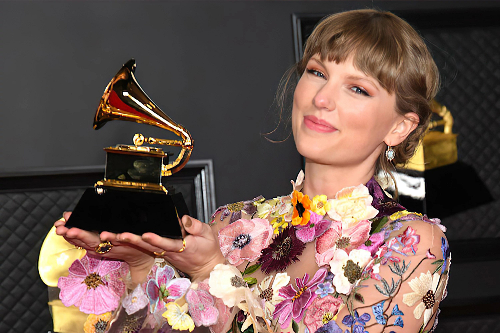 星光闪耀格莱美现场，引领天然钻石珠宝潮流