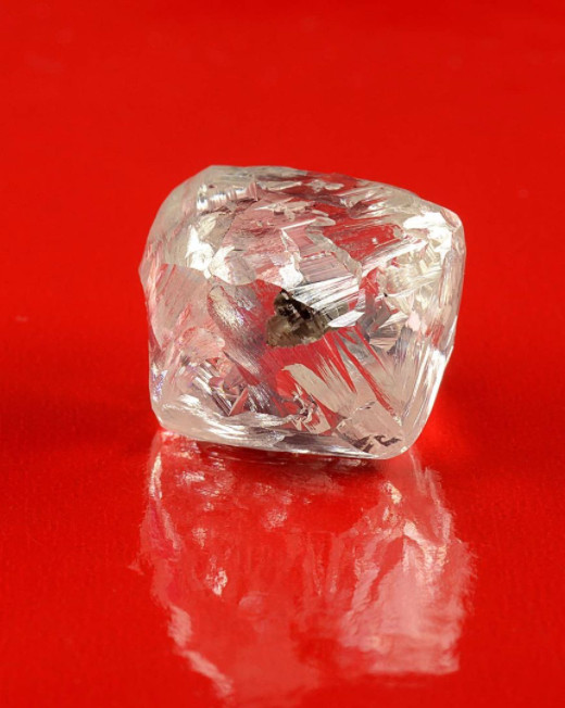 内含Pink crystal的天然钻石