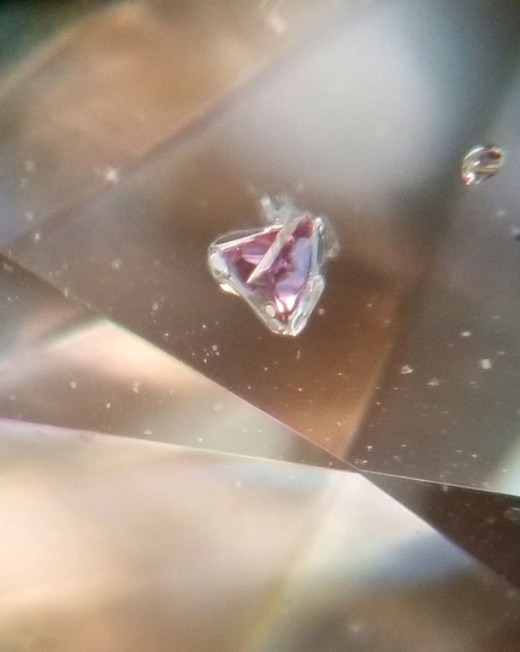 内含Pink crystal的天然钻石