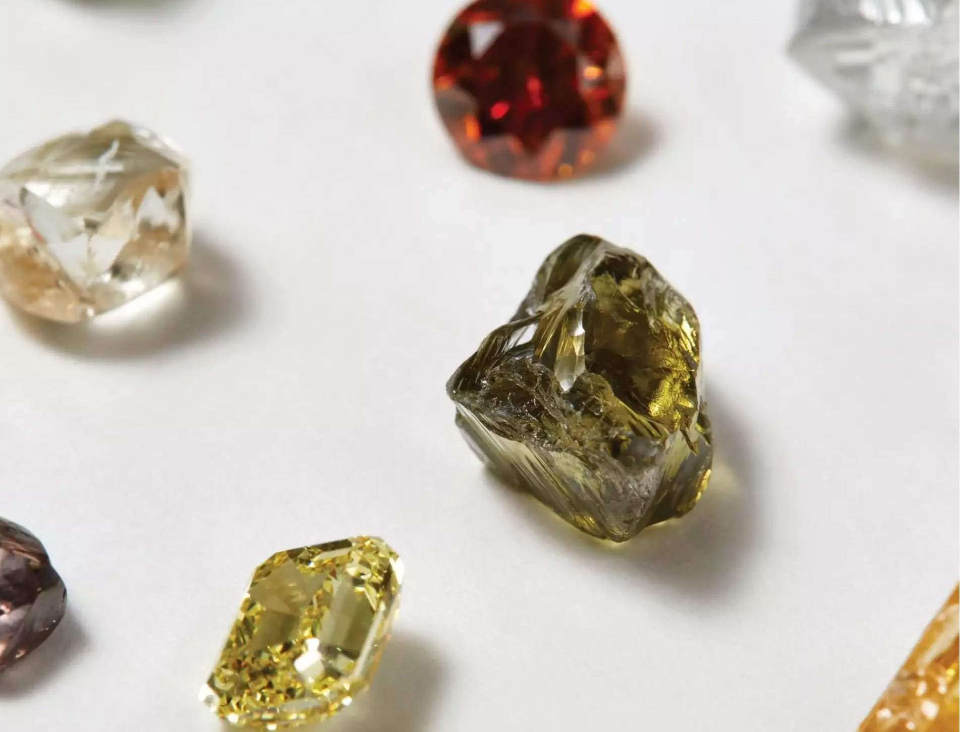 《2026珠宝赠礼调研报告》发布：强劲需求延续，95%消费者计划购买珠宝，首选天然钻石