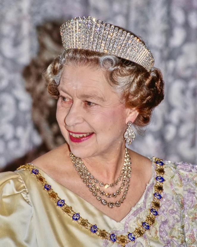 致敬英国女王伊丽莎白二世诞辰100周年：天然钻石珠宝收藏回顾